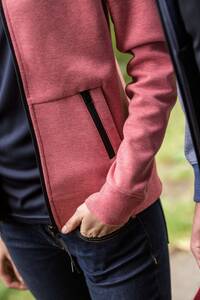 kangourou-avec-poche-zippee-sur-les-cotes-1